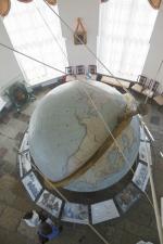 Большой Готторпский глобус снаружи представляет собой географическую карту мира… / Фото: АНТОН БЕРКАСОВ
