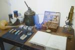 Так мог выглядеть «кабинет химика» в XVIII веке – мерные весы, тигли, натуральные красители / Фото: АНТОН БЕРКАСОВ